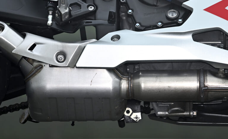 カワサキ ニンジャZX-25R SE|新旧比較テスト|サイレンサー|カワサキ ニンジャZX-25R SE・’23 vs ’22モデル新旧徹底比較テスト【進化型4気筒250ccの実力やいかに?】