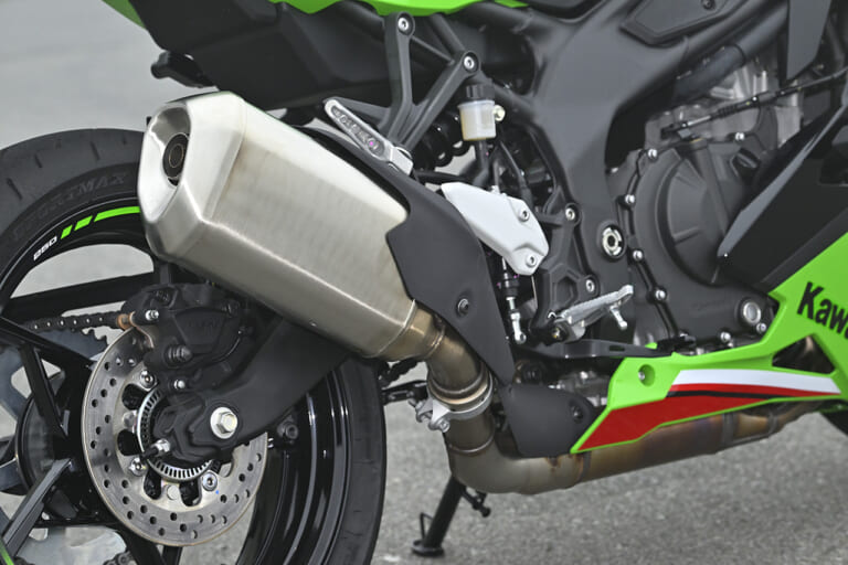 カワサキ ニンジャZX-25R SE|新旧比較テスト|サイレンサー|カワサキ ニンジャZX-25R SE・’23 vs ’22モデル新旧徹底比較テスト【進化型4気筒250ccの実力やいかに?】