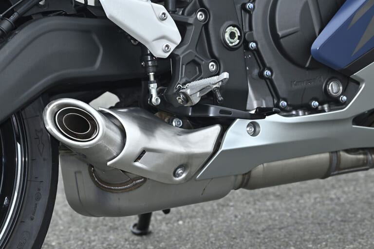 カワサキ ニンジャZX-25R SE|新旧比較テスト|サイレンサー|カワサキ ニンジャZX-25R SE・’23 vs ’22モデル新旧徹底比較テスト【進化型4気筒250ccの実力やいかに?】