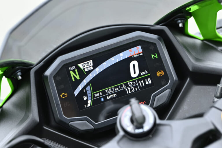 カワサキ ニンジャZX-25R SE|新旧比較テスト|メーター|カワサキ ニンジャZX-25R SE・’23 vs ’22モデル新旧徹底比較テスト【進化型4気筒250ccの実力やいかに?】