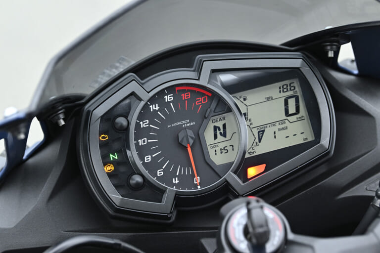 カワサキ ニンジャZX-25R SE|新旧比較テスト|メーター|カワサキ ニンジャZX-25R SE・’23 vs ’22モデル新旧徹底比較テスト【進化型4気筒250ccの実力やいかに?】