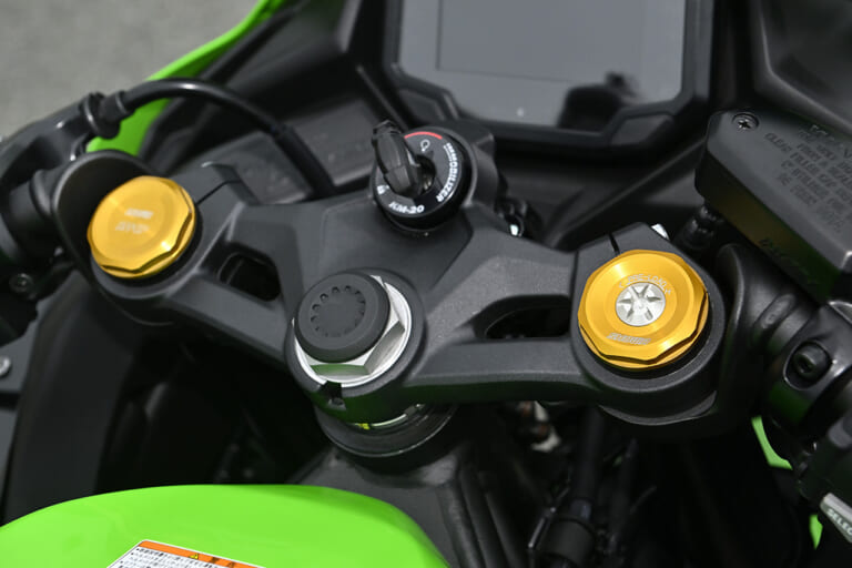 カワサキ ニンジャZX-25R SE|新旧比較テスト|SFF−BP倒立フォーク|カワサキ ニンジャZX-25R SE・’23 vs ’22モデル新旧徹底比較テスト【進化型4気筒250ccの実力やいかに?】