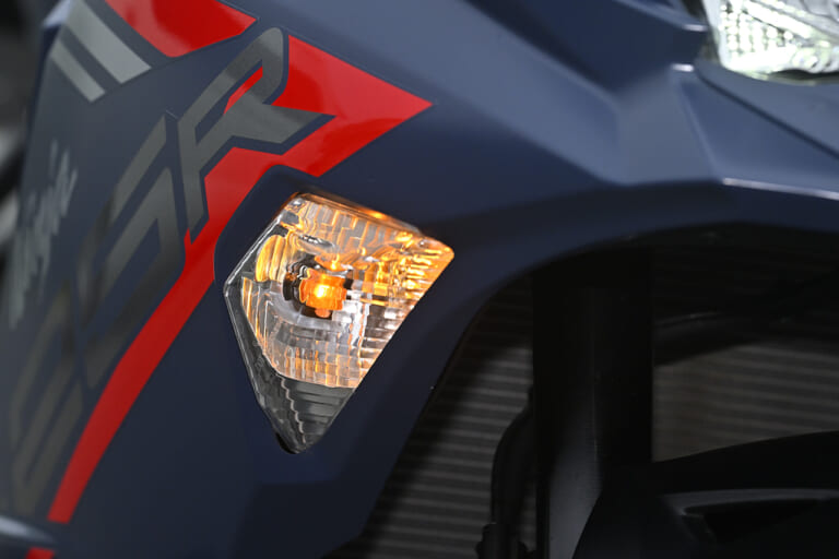 カワサキ ニンジャZX-25R SE|新旧比較テスト|ウインカー|カワサキ ニンジャZX-25R SE・’23 vs ’22モデル新旧徹底比較テスト【進化型4気筒250ccの実力やいかに?】