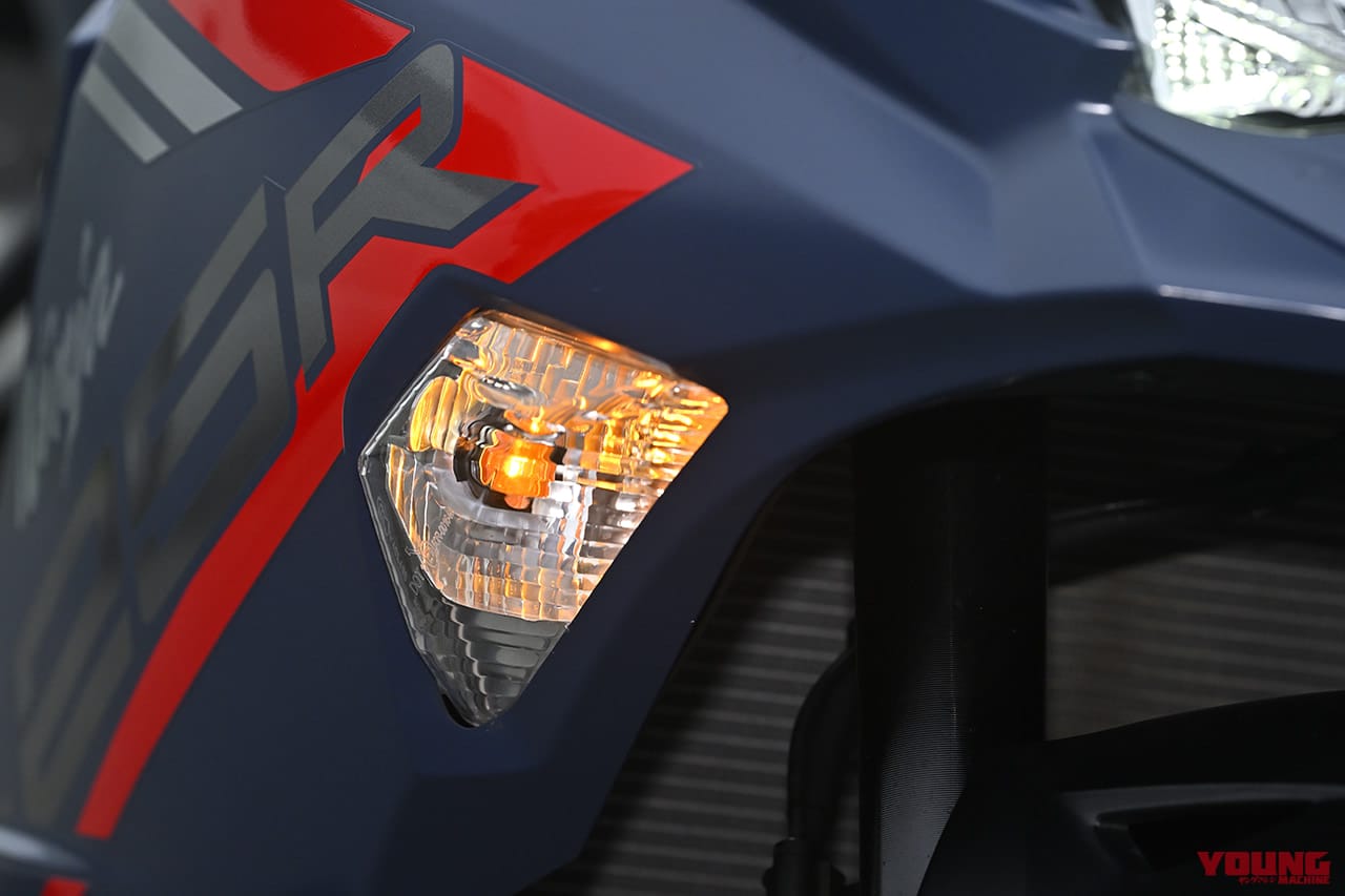 カワサキ ニンジャZX-25R SE|新旧比較テスト|ウインカー|カワサキ ニンジャZX-25R SE・’23 vs ’22モデル新旧徹底比較テスト【進化型4気筒250ccの実力やいかに?】