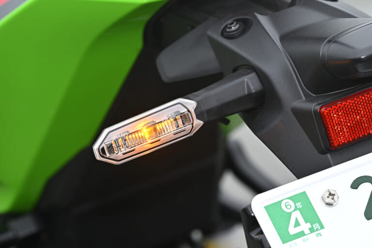 カワサキ ニンジャZX-25R SE|新旧比較テスト|ウインカー|カワサキ ニンジャZX-25R SE・’23 vs ’22モデル新旧徹底比較テスト【進化型4気筒250ccの実力やいかに?】