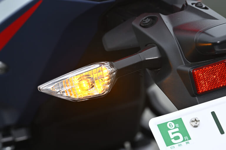 カワサキ ニンジャZX-25R SE|新旧比較テスト|ウインカー|カワサキ ニンジャZX-25R SE・’23 vs ’22モデル新旧徹底比較テスト【進化型4気筒250ccの実力やいかに?】