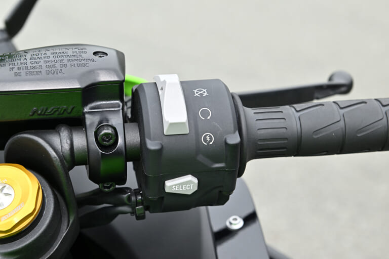 カワサキ ニンジャZX-25R SE|新旧比較テスト|スイッチボックス|カワサキ ニンジャZX-25R SE・’23 vs ’22モデル新旧徹底比較テスト【進化型4気筒250ccの実力やいかに?】