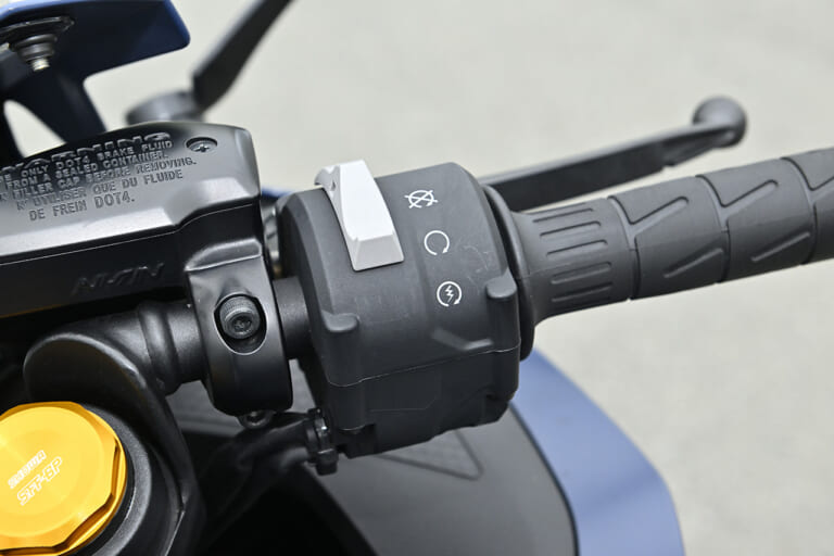 カワサキ ニンジャZX-25R SE|新旧比較テスト|スイッチボックス|カワサキ ニンジャZX-25R SE・’23 vs ’22モデル新旧徹底比較テスト【進化型4気筒250ccの実力やいかに?】