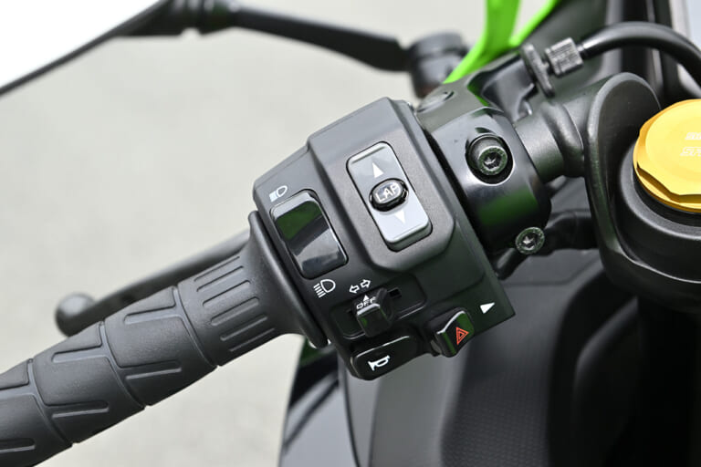 カワサキ ニンジャZX-25R SE|新旧比較テスト|スイッチボックス|カワサキ ニンジャZX-25R SE・’23 vs ’22モデル新旧徹底比較テスト【進化型4気筒250ccの実力やいかに?】