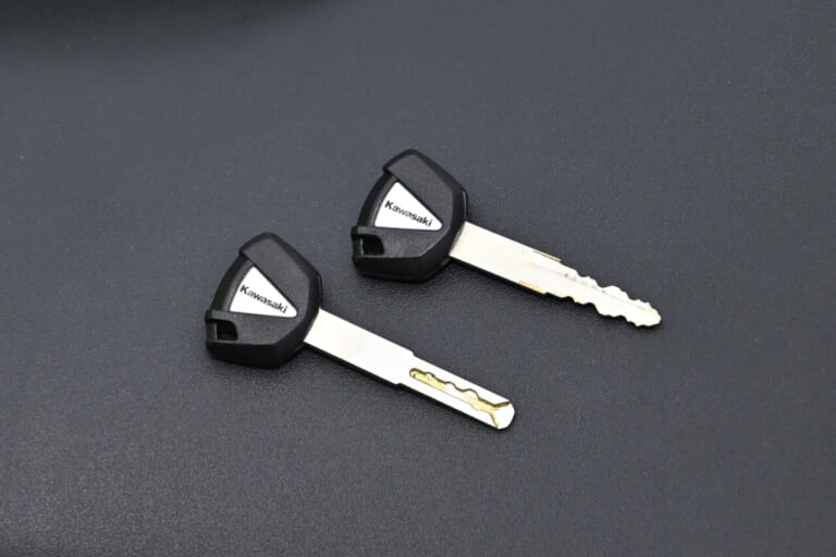 カワサキ ニンジャZX-25R SE|新旧比較テスト|メインキー|カワサキ ニンジャZX-25R SE・’23 vs ’22モデル新旧徹底比較テスト【進化型4気筒250ccの実力やいかに?】