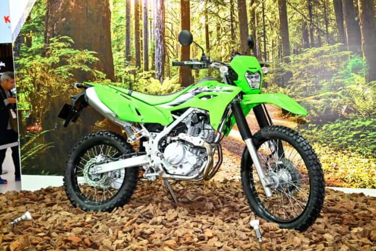 カワサキ KLX230|エンジンはKLX230と同じようで別モノ!! カワサキ「メグロS1」「W230」のことをガッツリ聞いてきた!