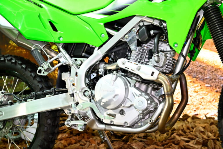 カワサキ KLX230 エンジン|エンジンはKLX230と同じようで別モノ!! カワサキ「メグロS1」「W230」のことをガッツリ聞いてきた!