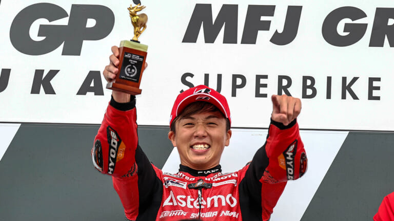 水野涼、嬉しいJSB初優勝！ 最終ラップにまさかの中須賀克行転倒【全日本ロードレース第8戦鈴鹿 決勝レース1】
