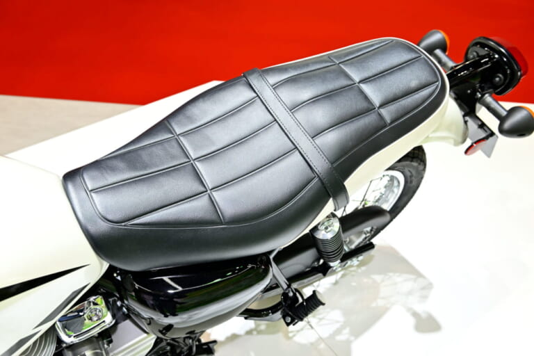 カワサキ W230 シート|エンジンはKLX230と同じようで別モノ!! カワサキ「メグロS1」「W230」のことをガッツリ聞いてきた!