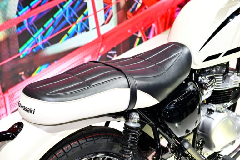 カワサキ W230 シート|エンジンはKLX230と同じようで別モノ!! カワサキ「メグロS1」「W230」のことをガッツリ聞いてきた!