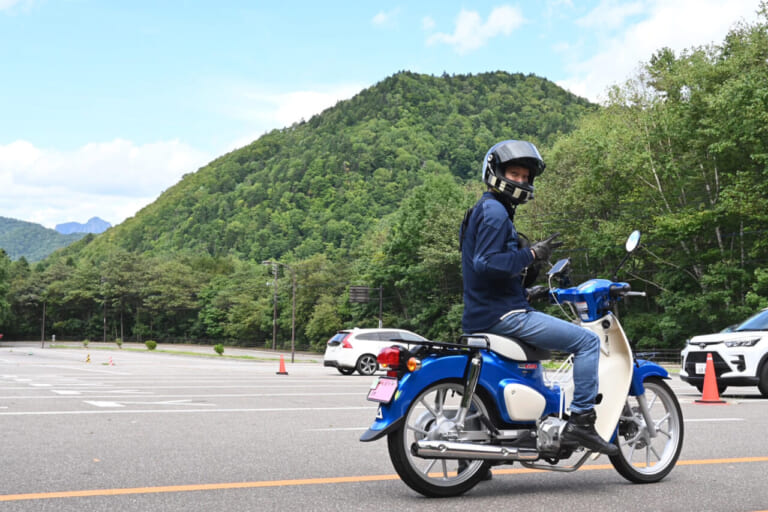 スーパーカブに奥様大喜び! いまでは一人でキャンプツーリングも【ホンダ スーパーカブ110モニターレポート  慣らし運転完了編】│WEBヤングマシン｜新車バイクニュース