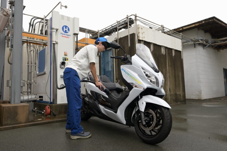 BURGMAN HYDROGEN|スズキがJMS2023で電動スクーターや水素エンジン試験車両を展示! 市販車はVストSXやハヤブサが並ぶ【JMS2023】