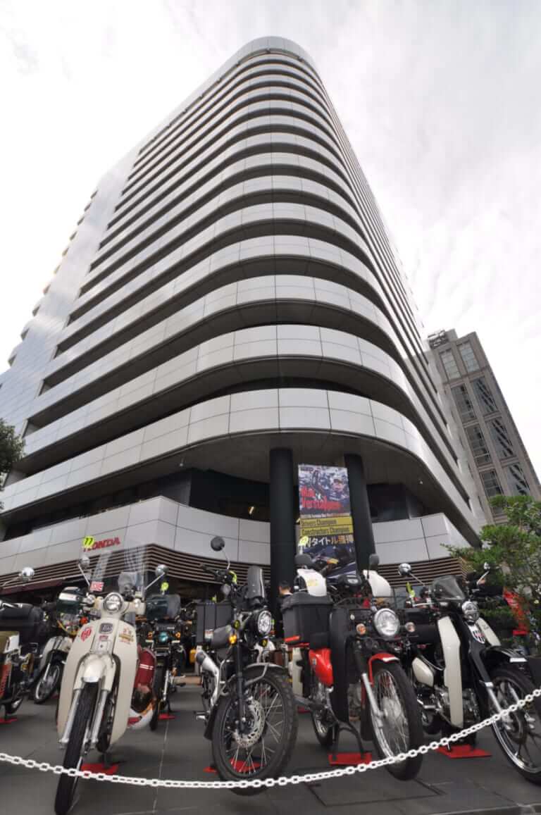 第26回 カフェカブミーティングin青山|ホンダ本社をカブジャックだ! 「第26回 カフェカブミーティングin青山」開催