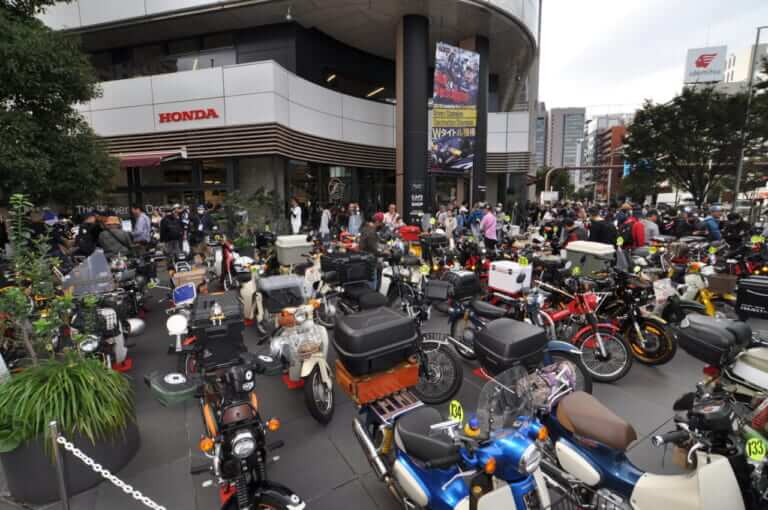 第26回 カフェカブミーティングin青山|ホンダ本社をカブジャックだ! 「第26回 カフェカブミーティングin青山」開催