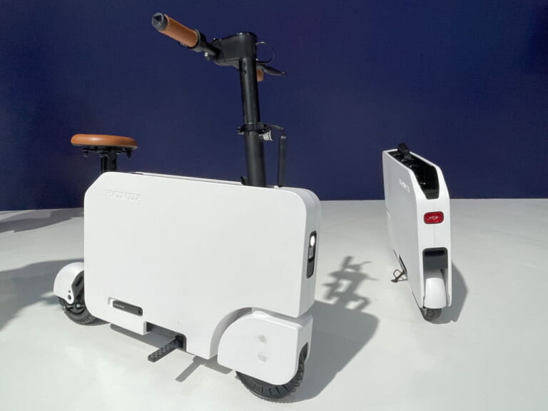 HONDA MOTOCOMPACT|14万円台から買える超スリム車も。駐輪場問題は解決! 毎日の移動が圧倒的に楽しくなる、デスク下収納可な「令和の電動モトコンポ」3選