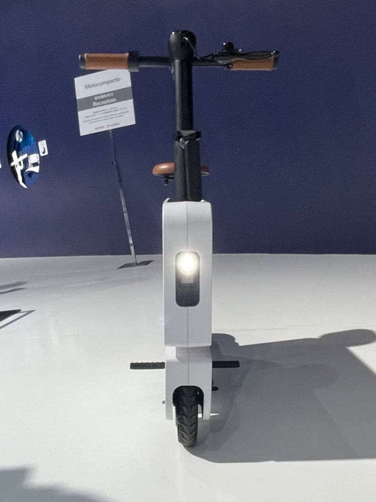 ホンダ|モトコンパクト|復活のモトコンポ?! ホンダが「モトコンパクト」をJMS2023に展示! 箱型に折り畳める電動バイクがアメリカから渡来