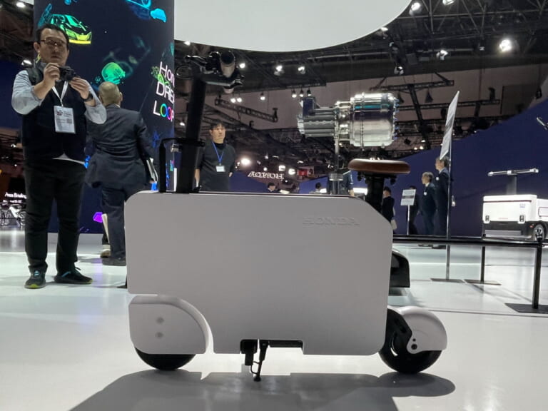 ホンダ|モトコンパクト|復活のモトコンポ?! ホンダが「モトコンパクト」をJMS2023に展示! 箱型に折り畳める電動バイクがアメリカから渡来