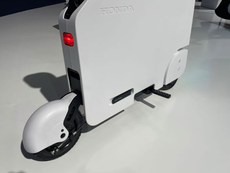 ホンダ|モトコンパクト|復活のモトコンポ?! ホンダが「モトコンパクト」をJMS2023に展示! 箱型に折り畳める電動バイクがアメリカから渡来