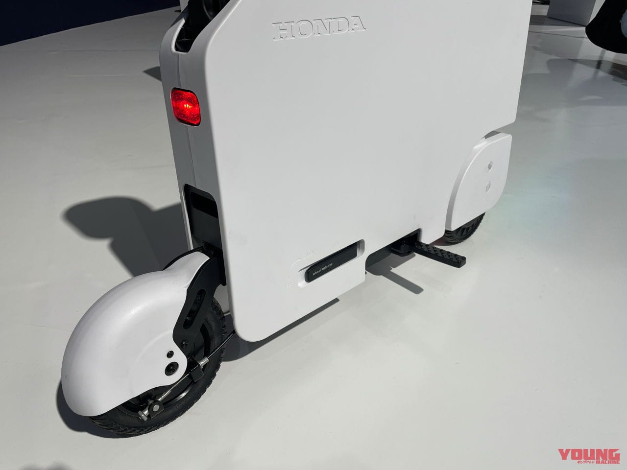 |復活のモトコンポ?! ホンダが「モトコンパクト」をJMS2023に展示! 箱型に折り畳める電動バイクがアメリカから渡来