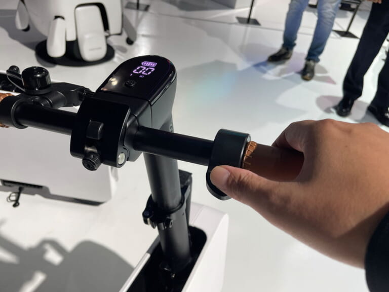 ホンダ|モトコンパクト|復活のモトコンポ?! ホンダが「モトコンパクト」をJMS2023に展示! 箱型に折り畳める電動バイクがアメリカから渡来