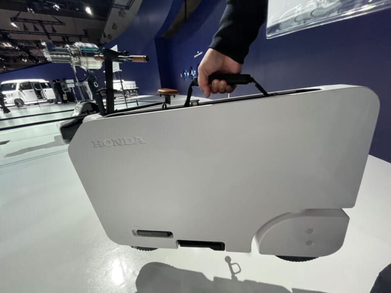 ホンダ|モトコンパクト|復活のモトコンポ?! ホンダが「モトコンパクト」をJMS2023に展示! 箱型に折り畳める電動バイクがアメリカから渡来