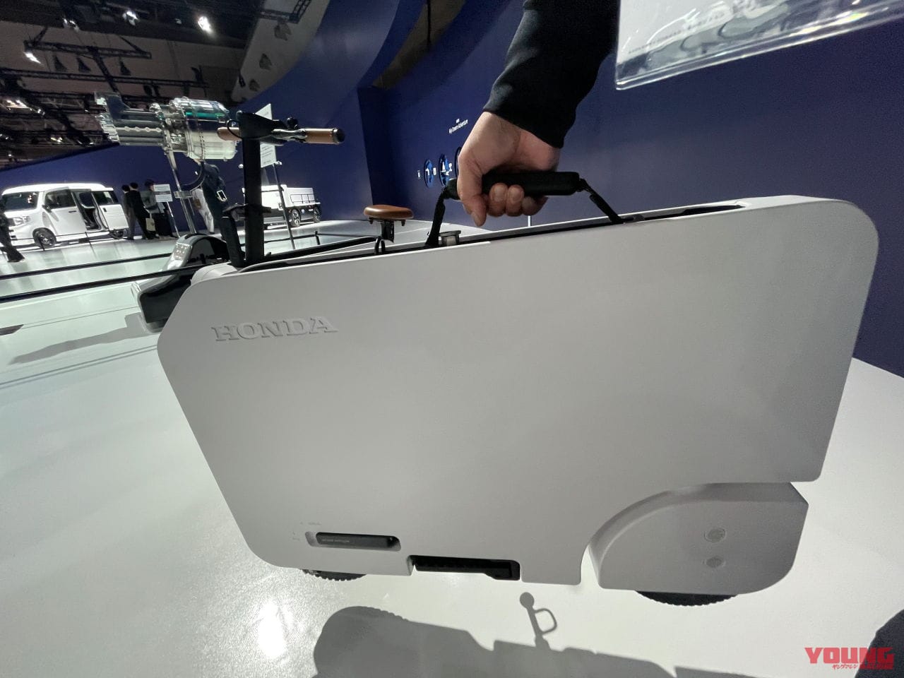 ホンダ|モトコンパクト|復活のモトコンポ?! ホンダが「モトコンパクト」をJMS2023に展示! 箱型に折り畳める電動バイクがアメリカから渡来