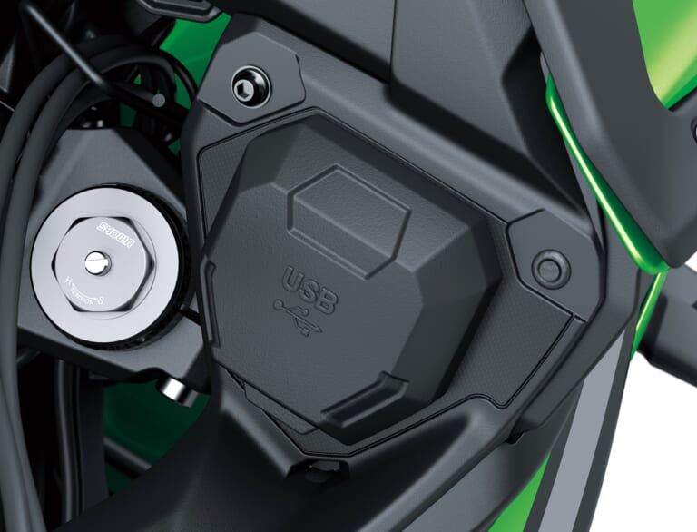 カワサキ|ヴェルシス650|2024年モデル|カワサキ新型「ヴェルシス650」が待望の発売決定! 可動ウインドシールドやトラコン、スマホ接続も装備するミドルツアラー