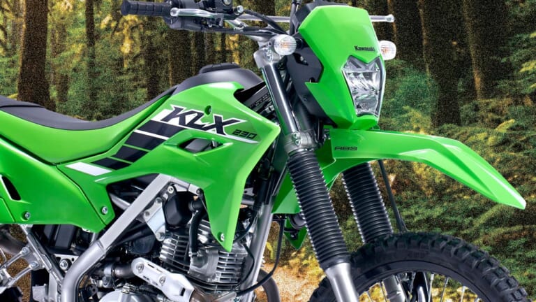 【速報】本格トレール「KLX230」がスタイリッシュに復活!! スマホ接続やABS解除機能を備えてオフロードへGO!