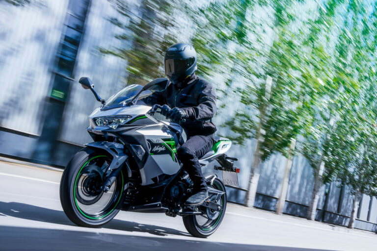 カワサキ|ニンジャe-1|【JMS2023】カワサキが『eブースト』搭載の電動バイク「ニンジャe-1」を本邦初公開! 日本での発売も告知済みだ!