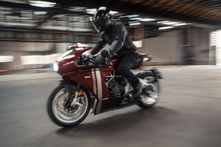 Superveloce 98 Edizione Limitata AMBIENT|【限定300台】98cc単気筒の“最初の1台”をオマージュ! MVアグスタが「スーパーヴェローチェ98 限定エディション」を発表