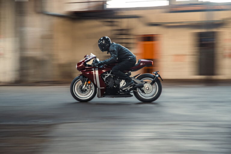 Superveloce 98 Edizione Limitata AMBIENT|【限定300台】98cc単気筒の“最初の1台”をオマージュ! MVアグスタが「スーパーヴェローチェ98 限定エディション」を発表