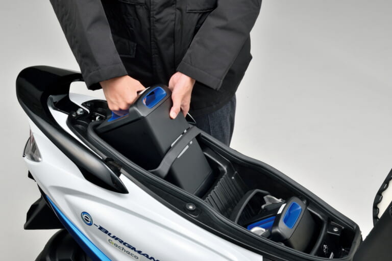 e-BURGMAN|スズキがJMS2023で電動スクーターや水素エンジン試験車両を展示! 市販車はVストSXやハヤブサが並ぶ【JMS2023】