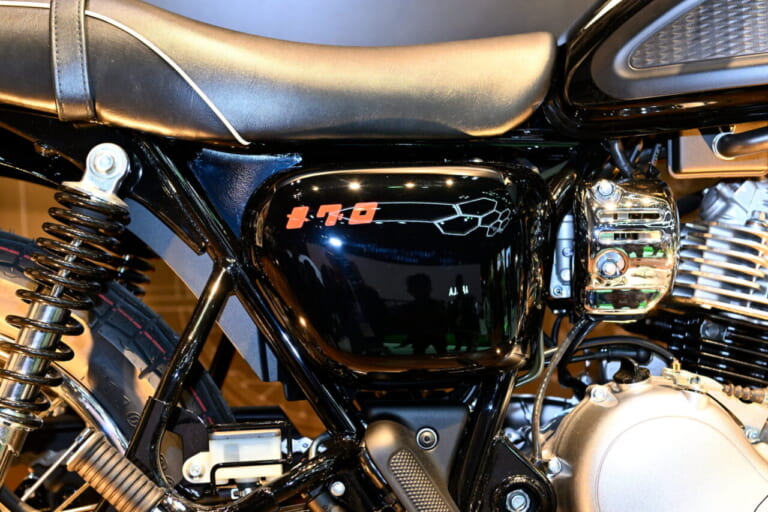 カワサキ MEGURO S1 サイドカバー|エンジンはKLX230と同じようで別モノ!! カワサキ「メグロS1」「W230」のことをガッツリ聞いてきた!