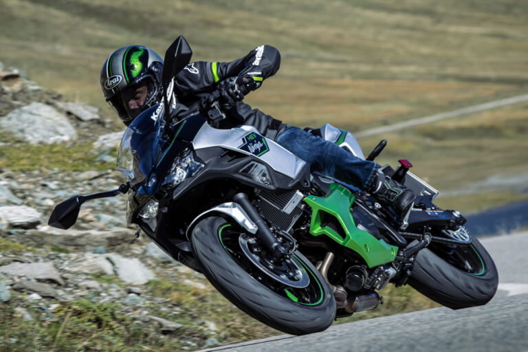 カワサキ|ニンジャ7ハイブリッド|欧州仕様|2024年モデル|カワサキ「ニンジャ7 ハイブリッド」爆誕!! モーターサイクル初のストロングハイブリッドを採用、エンジンは451ccツインだ!