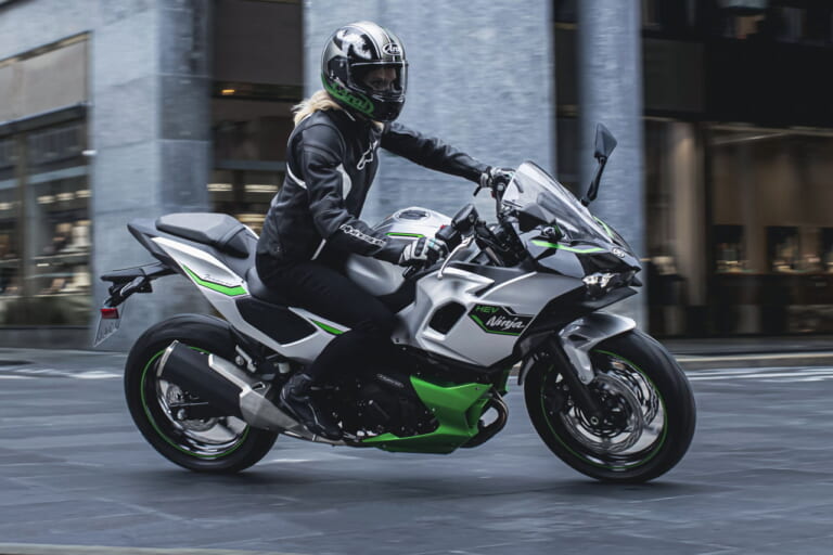 カワサキ|ニンジャ7ハイブリッド|欧州仕様|2024年モデル|カワサキ「ニンジャ7 ハイブリッド」爆誕!! モーターサイクル初のストロングハイブリッドを採用、エンジンは451ccツインだ!