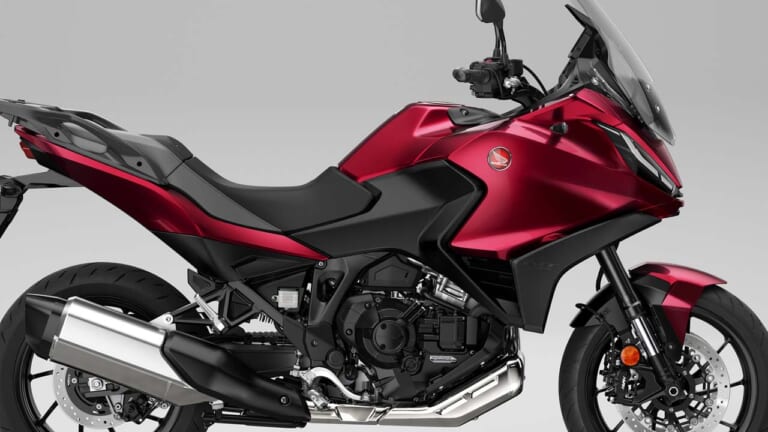 ホンダ「NT1100」にキャンディークロモスフィアレッド登場！ 従来のグレーと合わせて全2色に