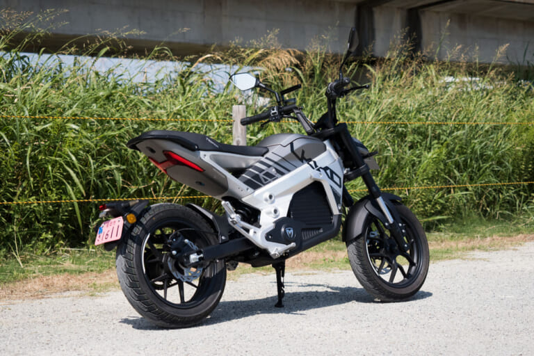 癖が強すぎる電動バイク TROMOX「UKKO S LITE」試乗レビュー│WEBヤングマシン｜新車バイクニュース