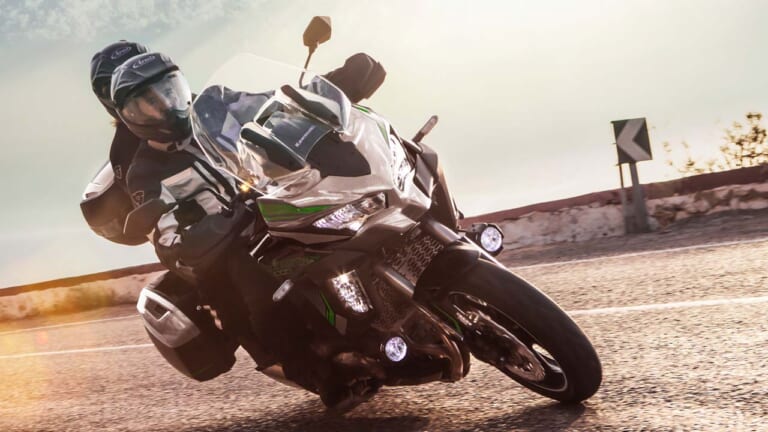 カワサキ「ヴェルシス1000SE」の2024年モデルが登場! 4気筒&17インチ、電子制御サスペンション装備