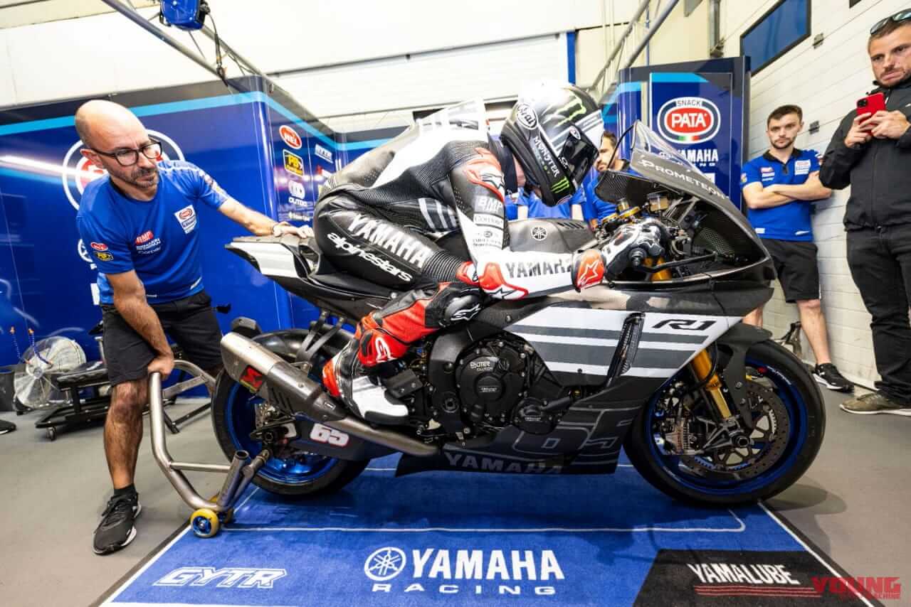|ジョナサン・レイがヤマハYZF-R1で走り出す! ゼッケン65のテスト仕様車とレーシングスーツ姿を初公開