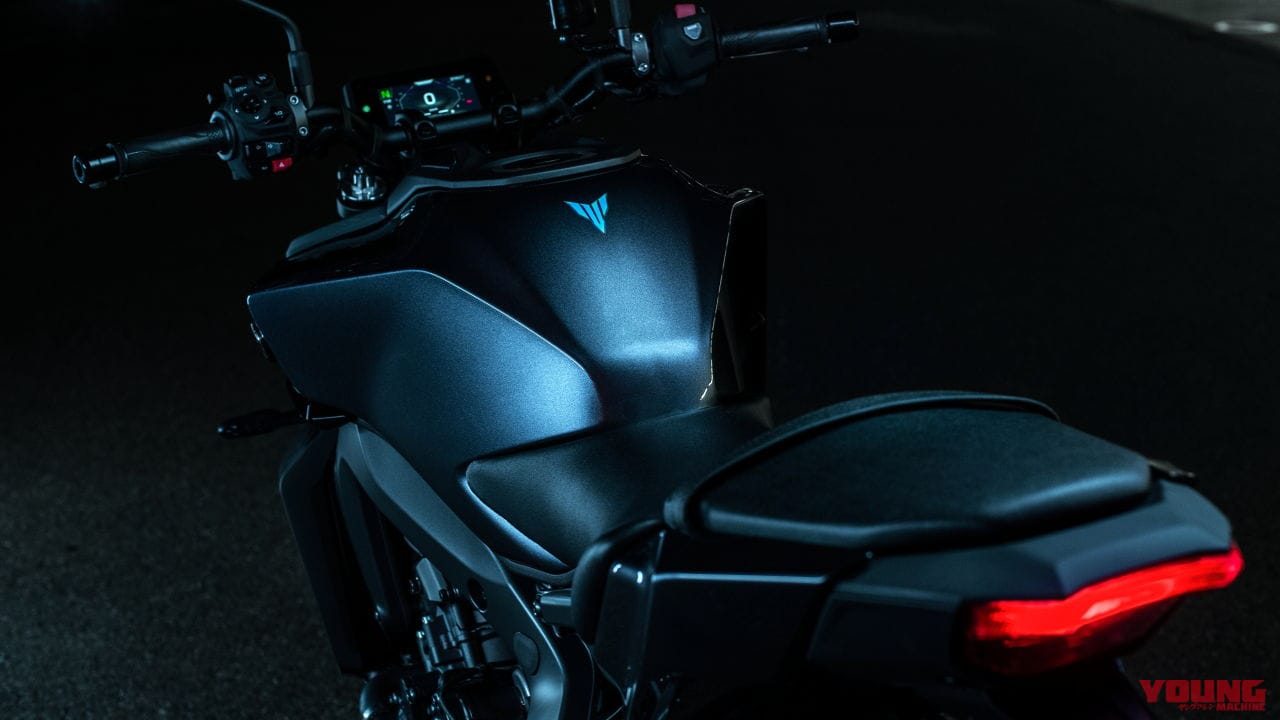 |ヤマハが新型「MT-09」を発表! “削ぎ落とし”ボディに刷新、メーターや3眼顔も新世代に