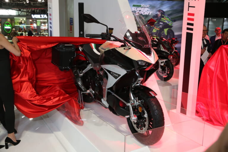 ビモータ|テラ|2024新型ビモータ テラ(TERA)登場【ハブセンターステア+スーパーチャージャーで世界最速のクロスオーバー?! |EICMAミラノショーREPORT】