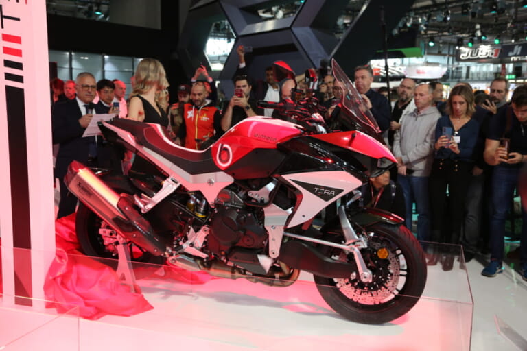 ビモータ|テラ|2024新型ビモータ テラ(TERA)登場【ハブセンターステア+スーパーチャージャーで世界最速のクロスオーバー?! |EICMAミラノショーREPORT】