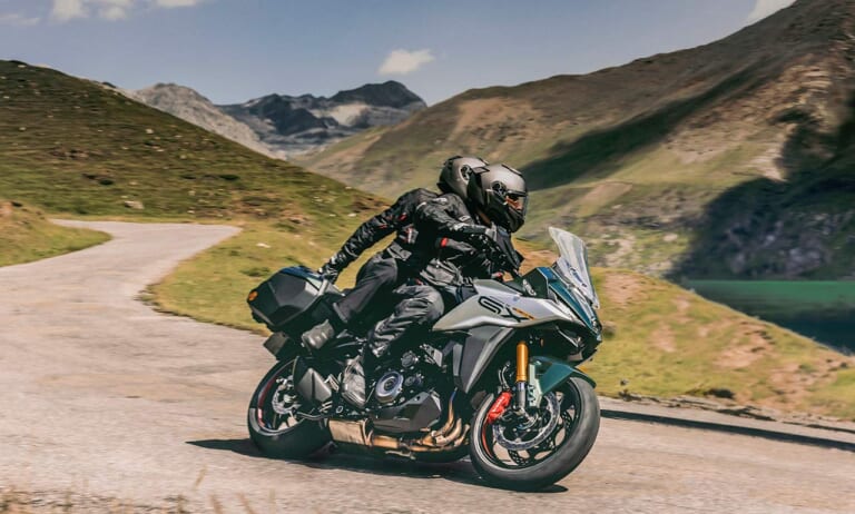 2024新型スズキGSX-S1000GXが欧州で鮮烈デビュー【電子制御の足長クロスオーバー｜EICMAミラノショー】