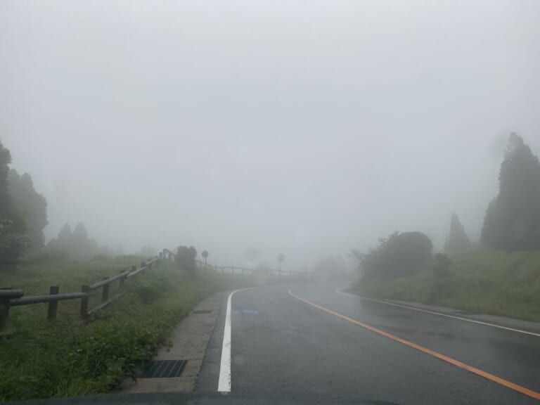 霧の山道イメージ