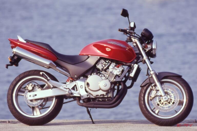 レーサーレプリカ譲りの高性能250cc4気筒を搭載した1990年代ネイキッドたち【ホーネットやバリオスが代表格】